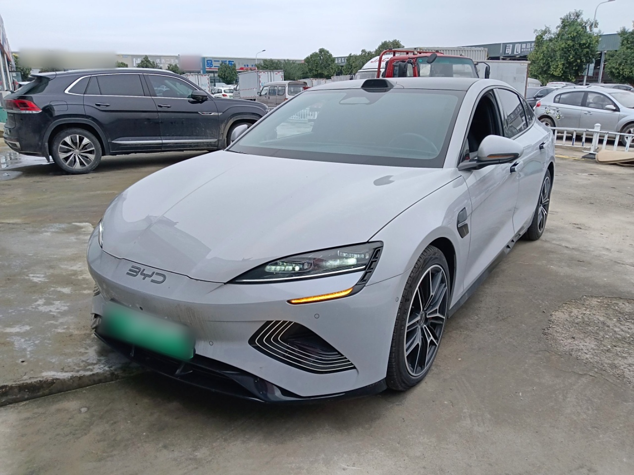 Под передней частью автомобиля