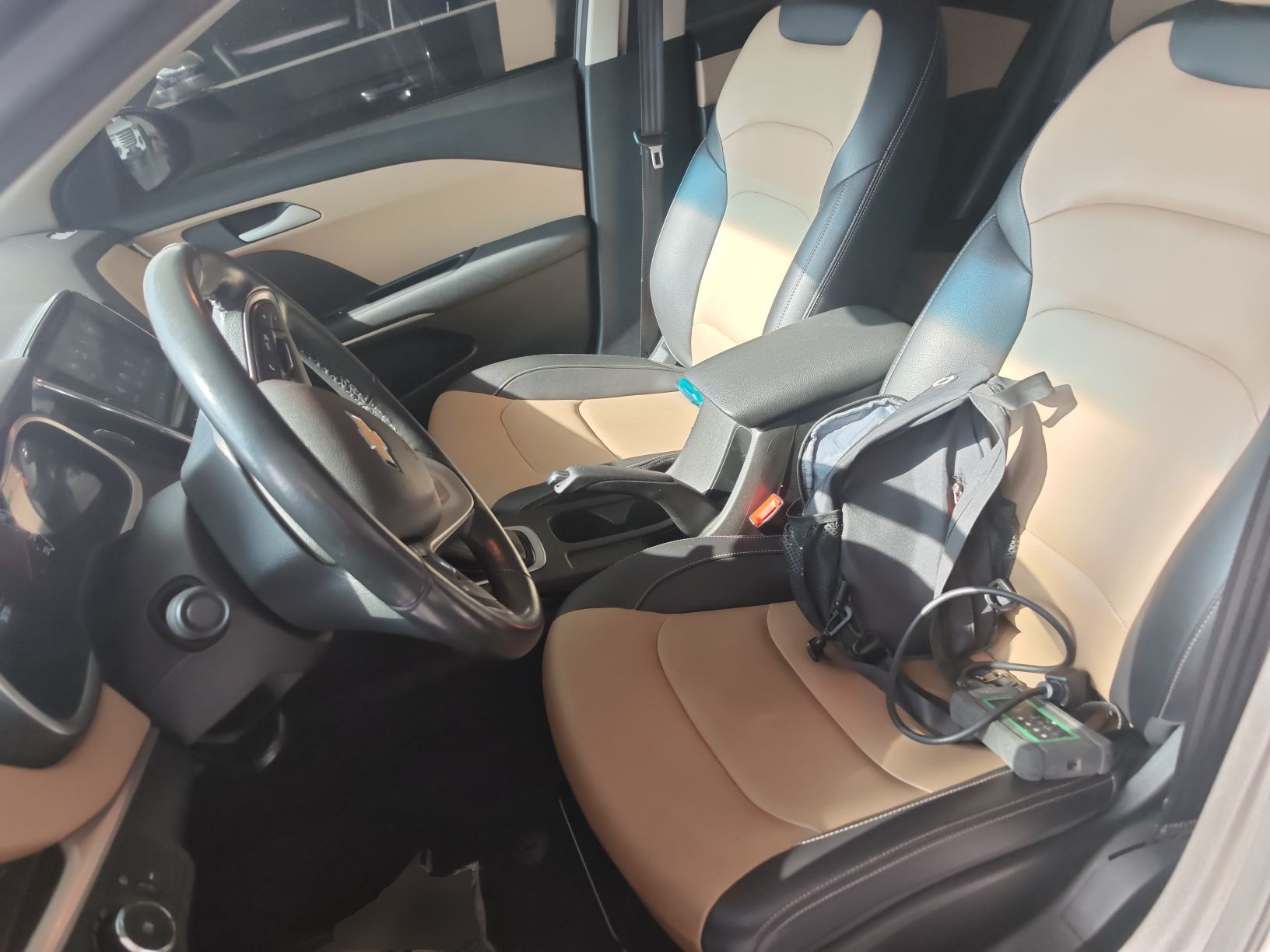 المقاعد الأمامية داخل السيارة