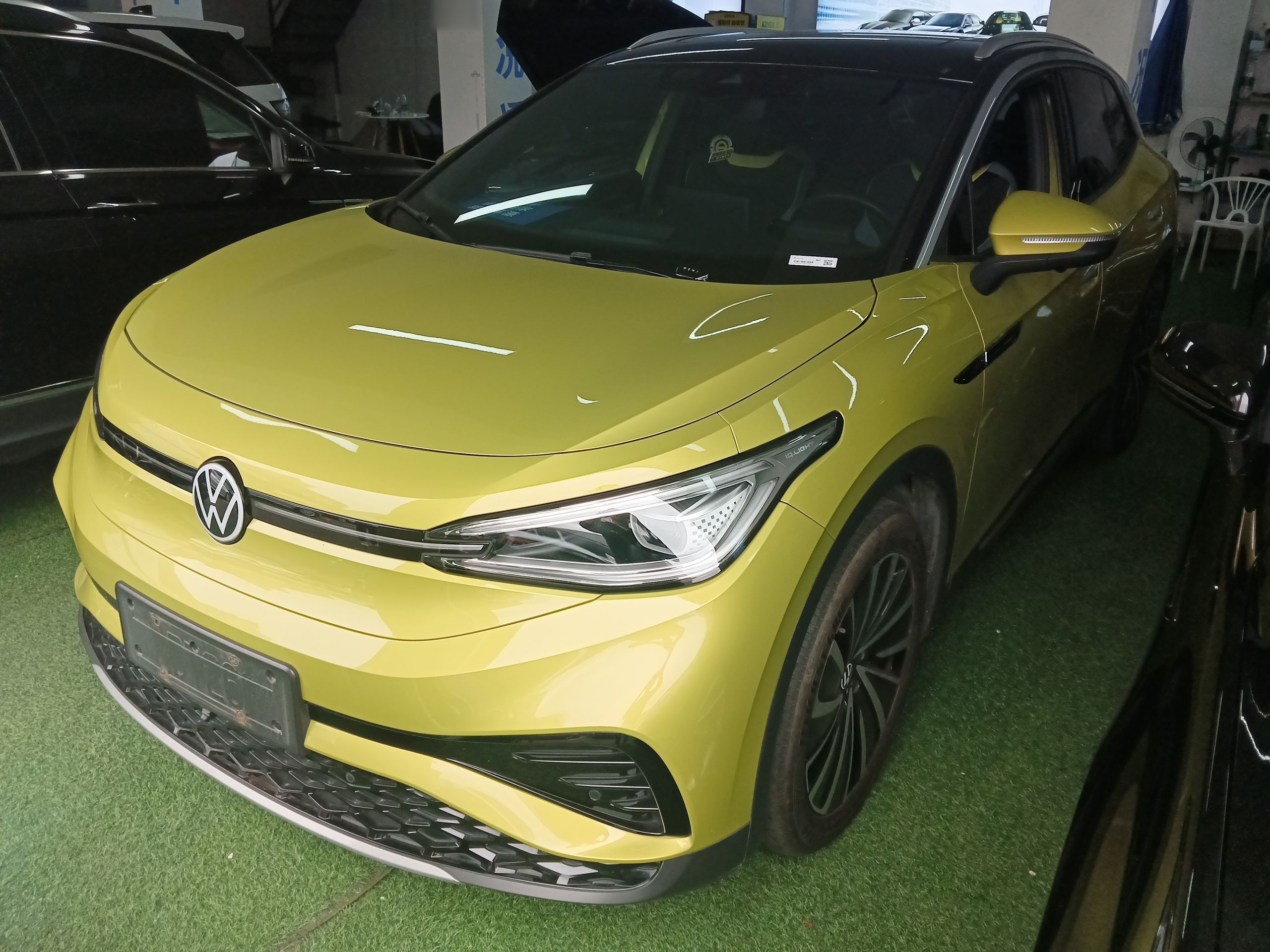 Под передней частью автомобиля