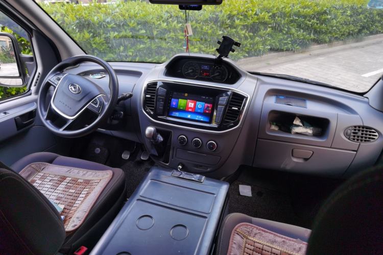 Used SAIC MAXUS Xintu V80 2018 2.5T 6-Speed Manual Aotuntong Short-Wheelbase Mid-Roof 4-Seater Center Console