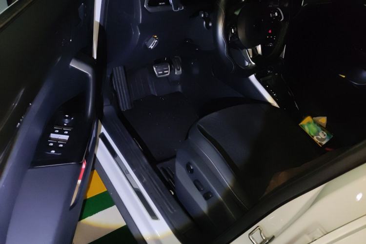 Used Volkswagen T-ROC 2022 280TSI DSG Two-Wheel Drive R-Line Pro PLUS Interior 3