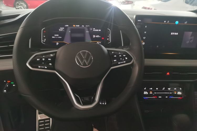 Used Volkswagen Tiguan L 2023 Facelifted 380TSI Automatic All-Wheel Drive R-Line Plus Version 7-Seater Center Console