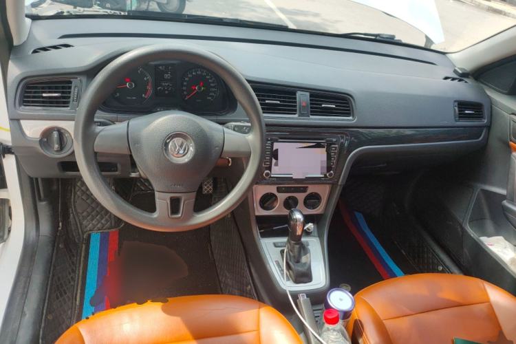 Used Volkswagen Lavida 2013 Revised Classic 1.6L Automatic Fashion Edition Center Console