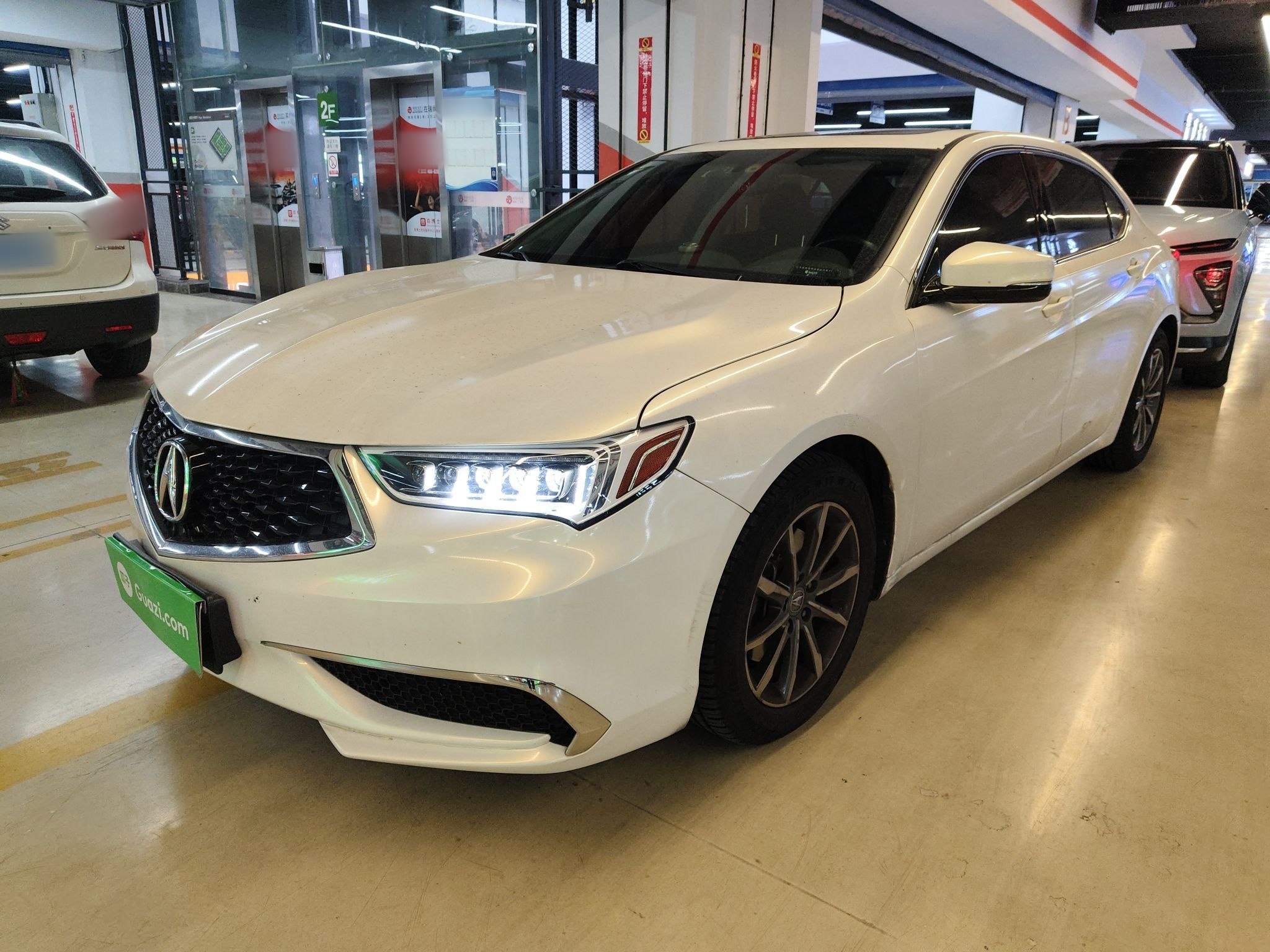 تحت مقدمة السيارة