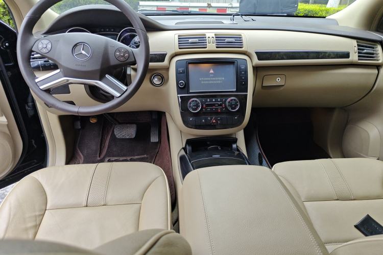 Used Mercedes-Benz R-Class 2014 R 400 4MATIC Luxury Model Center Console