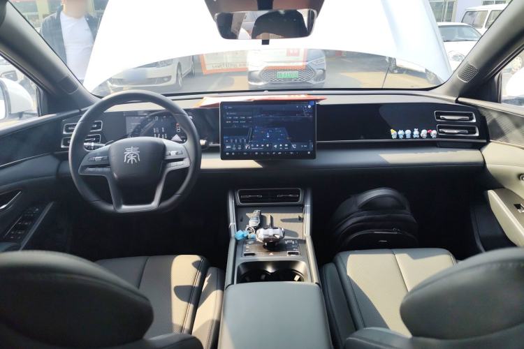 Used BYD Qin L 2025 DM-i Smart Drive 80KM Leading Model Center Console