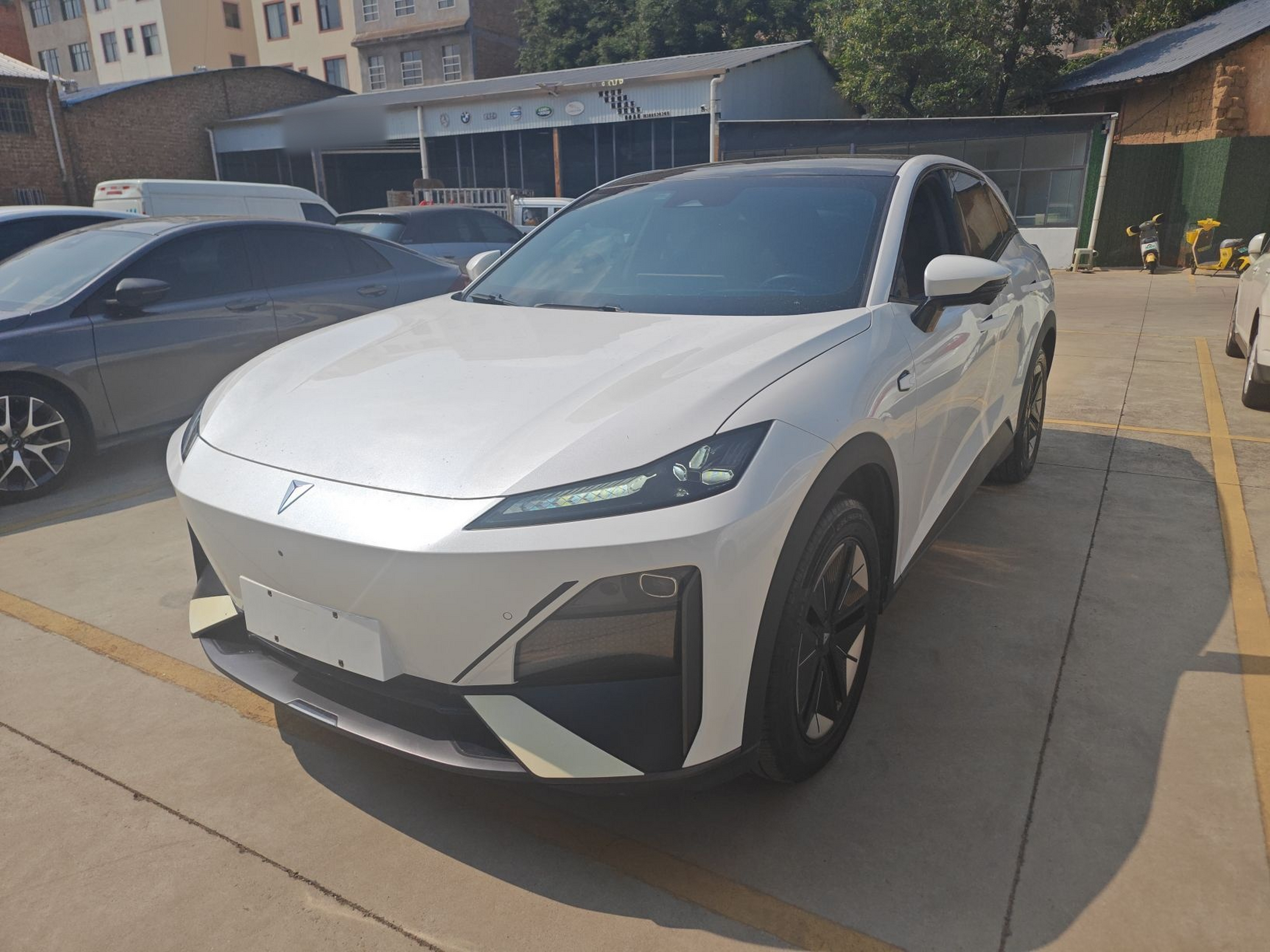 تحت مقدمة السيارة