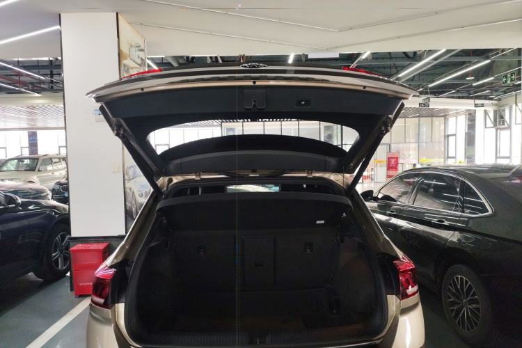 Used Volkswagen T-ROC 2018 280TSI DSG Two-Wheel Drive Luxury Version China VI Standard Trunk