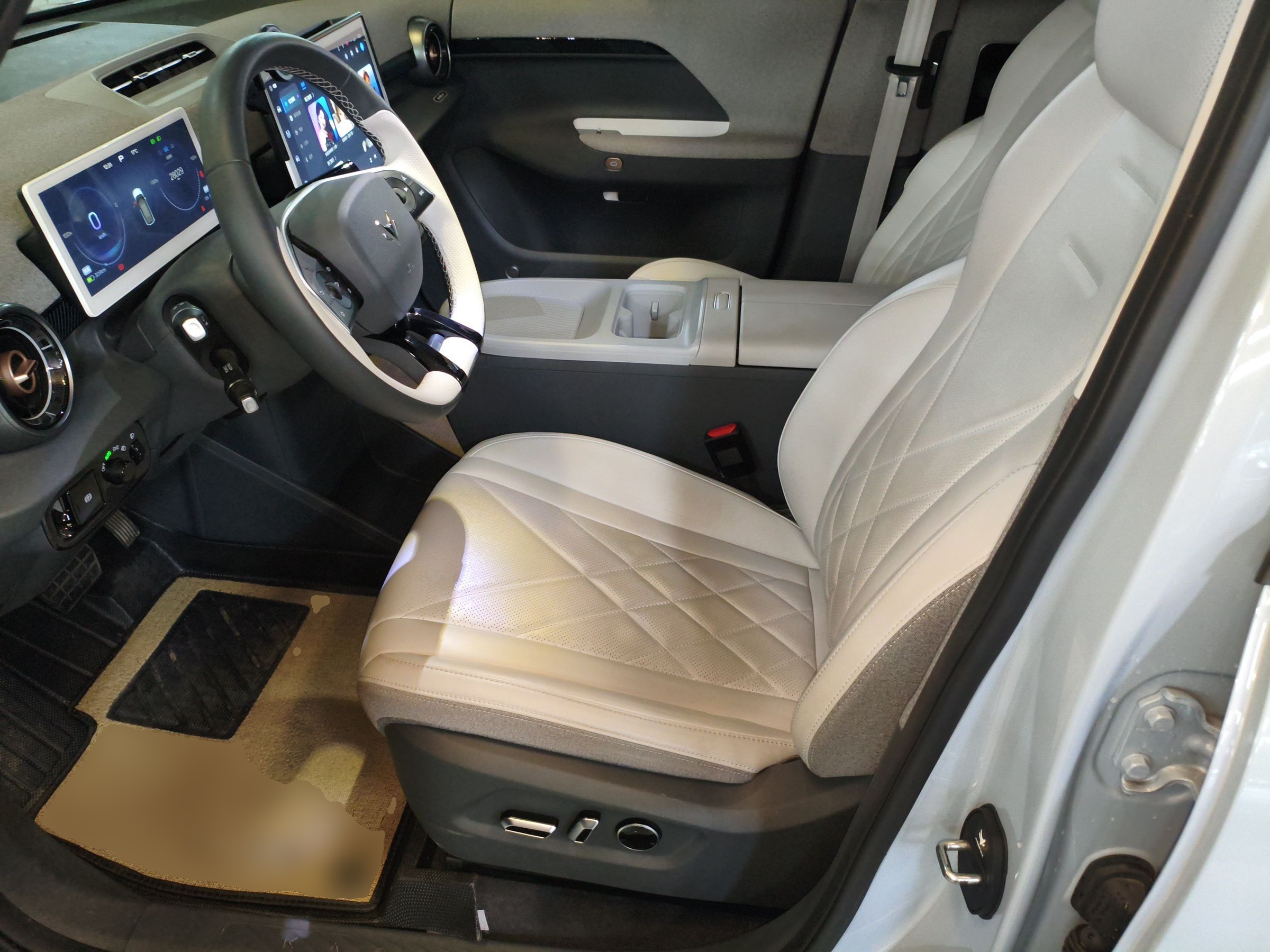 Переднее сиденье в автомобиле