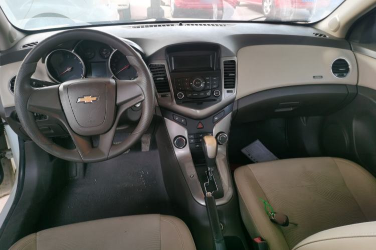 Used Chevrolet Cruze 2015 1.5L Classic SE AT Center Console