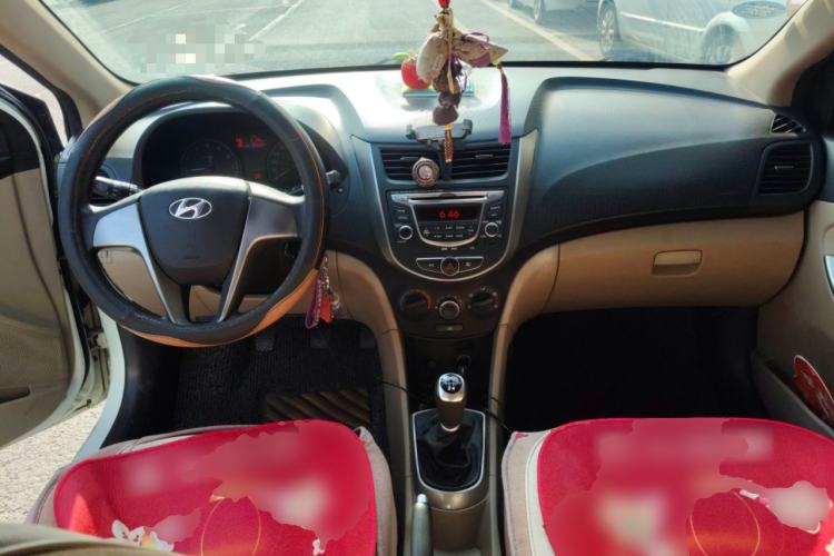 Used Hyundai Verna (older generation) 2014 1.4L Manual Smart GLS Trim Center Console