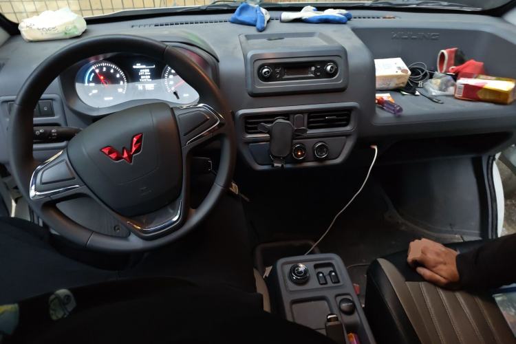 Used Wuling Yangguang 2024 300KM Comfort Version Passenger Van 75kW