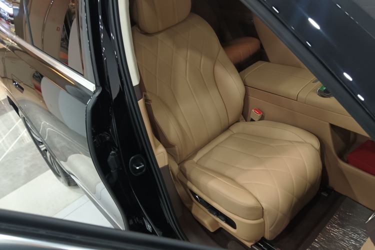 Used Hima AITO M8 2025 Extended-Range Max+ Version 53.4 kWh 6-Seater Edition Right Front Seat