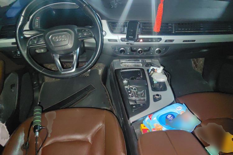 Used Audi Q7 2019 45 TFSI Comfort Model Center Console