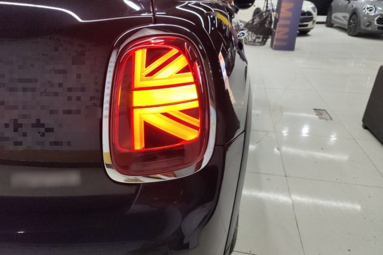 Used MINI MINI 2023 Updated 1.5T COOPER Artist Five-Door Edition
