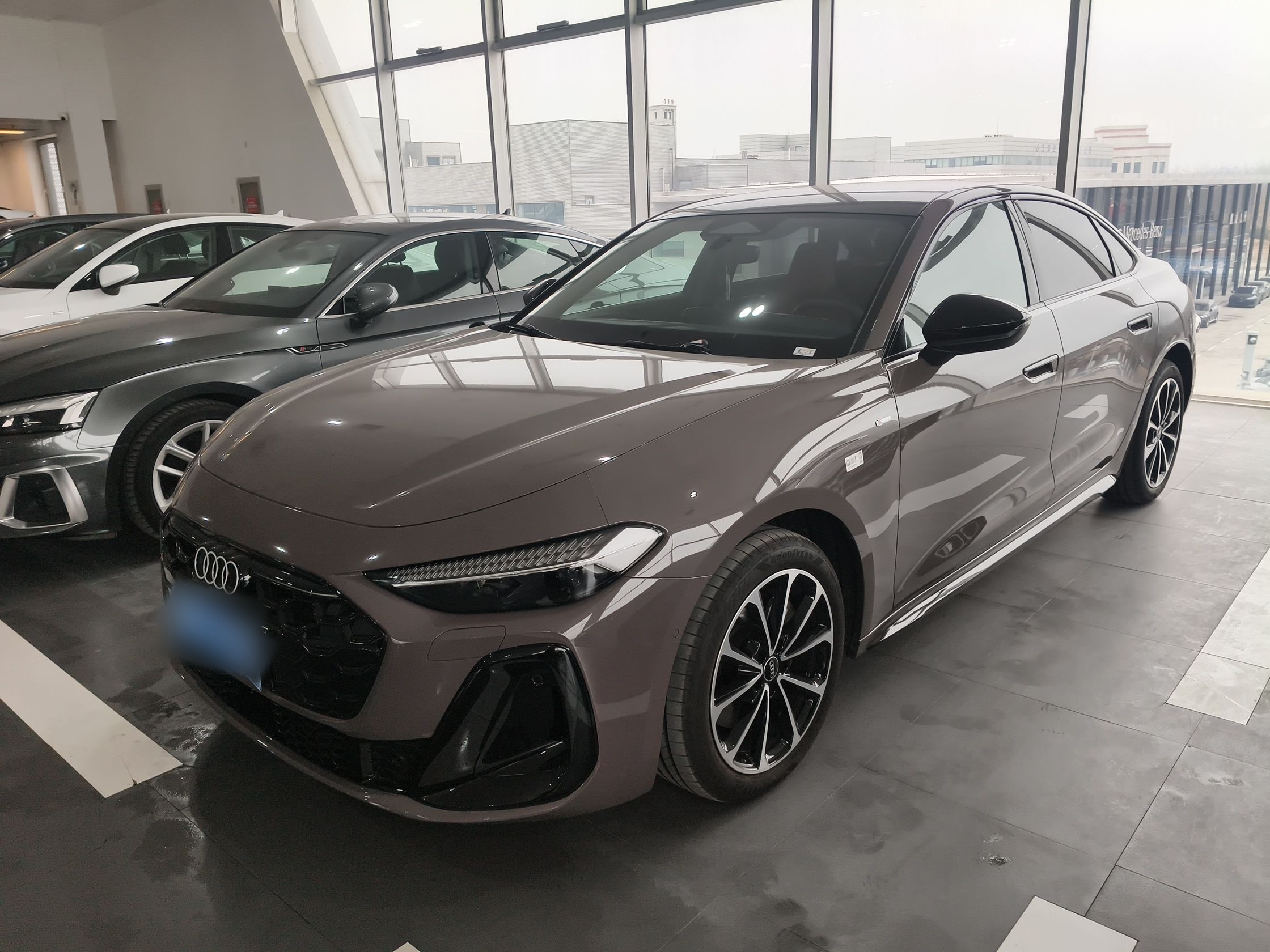 تحت مقدمة السيارة