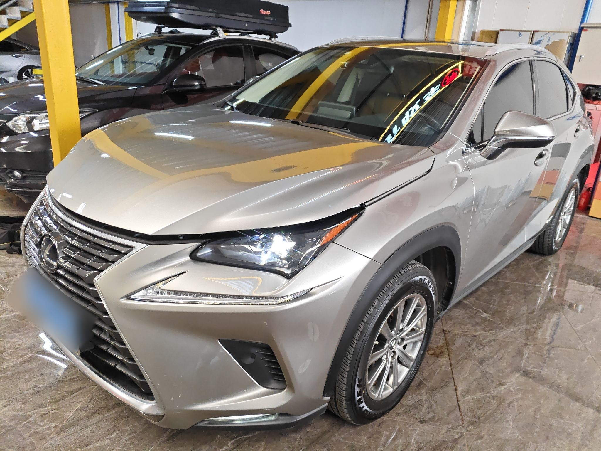 تحت مقدمة السيارة