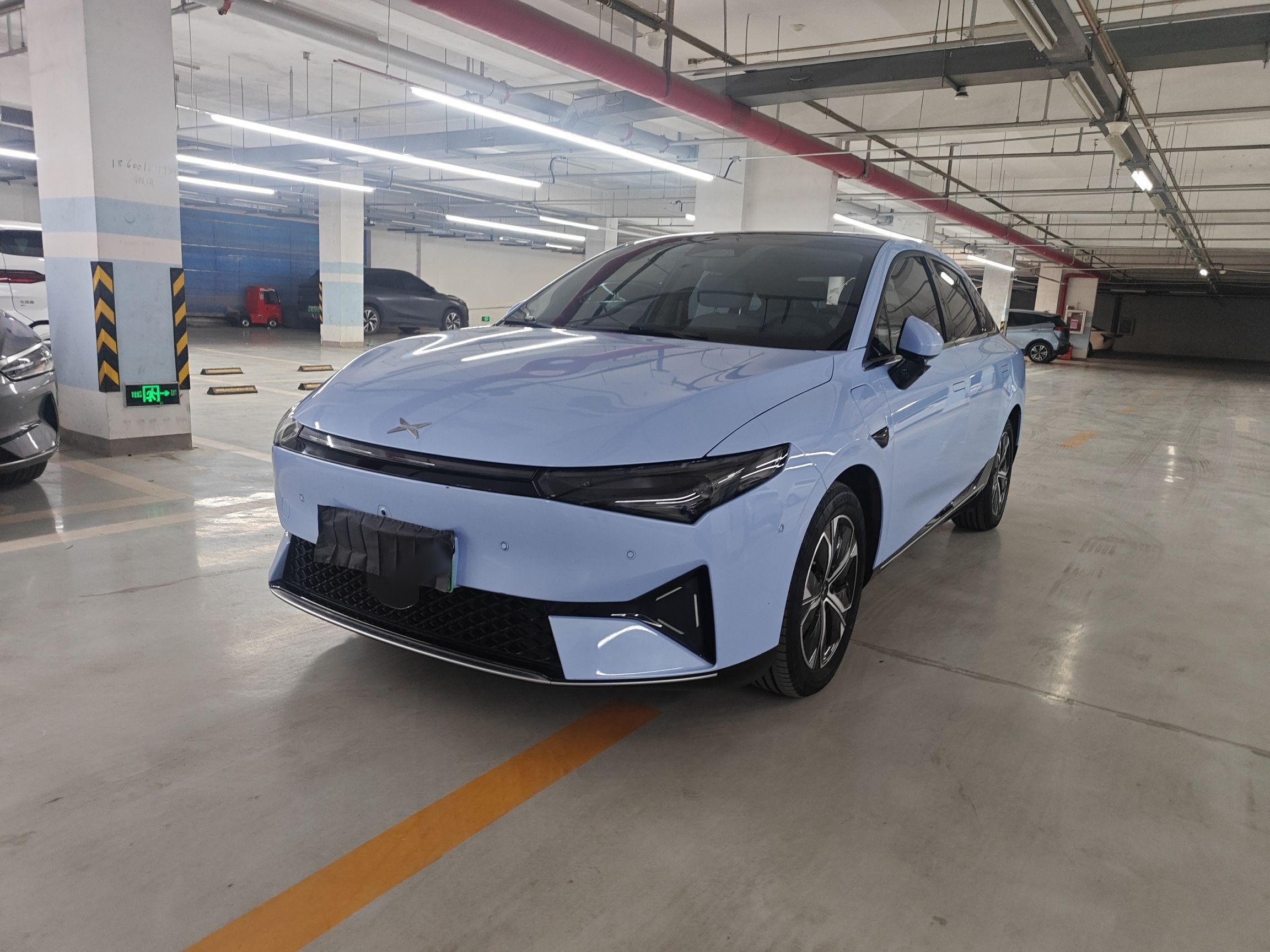 تحت مقدمة السيارة