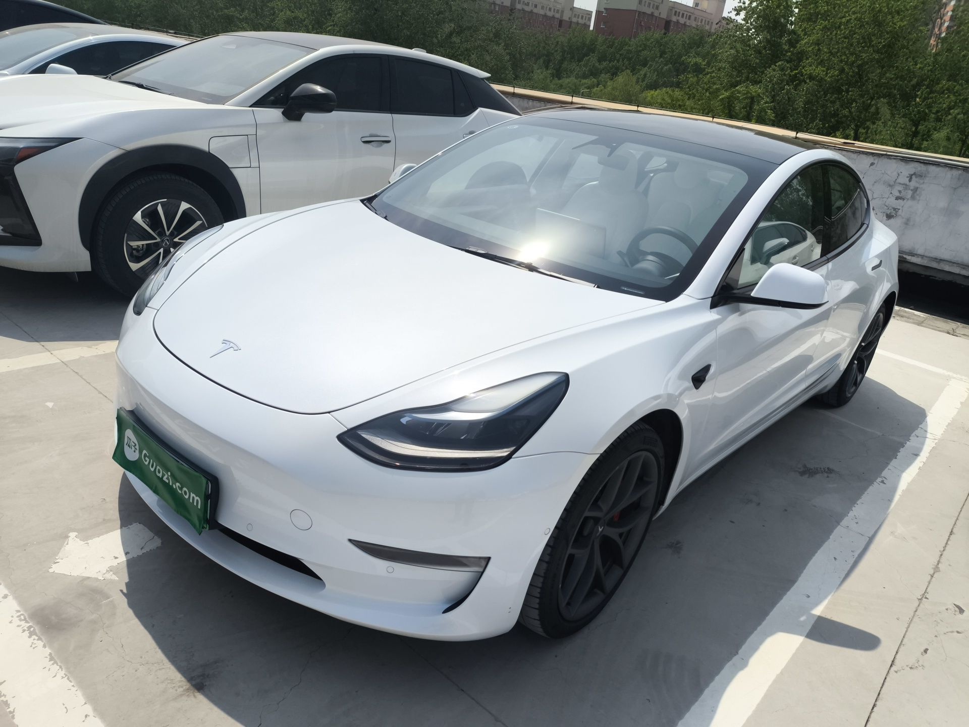 Под передней частью автомобиля