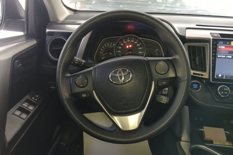 Used Toyota RAV4 2016 2.0L CVT Two-Wheel Drive Fashion Edition China V Standard Steering Wheel
