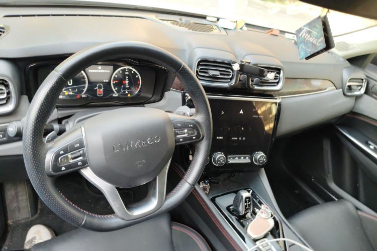 Used Lynk & Co 02 2019 1.5T DCT Two-Wheel Drive Pro Edition China VI Standard Center Console