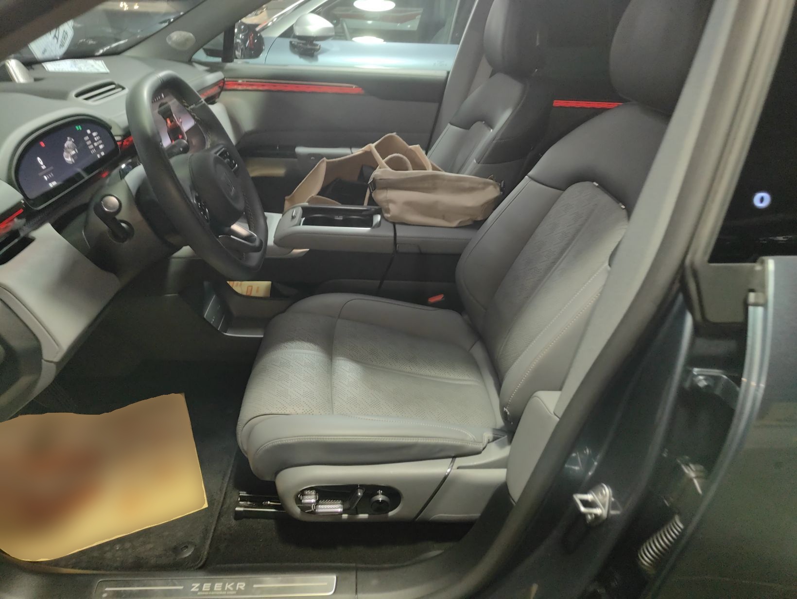 Переднее сиденье в автомобиле