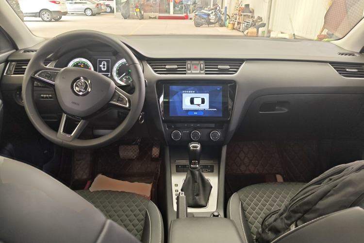 Used Skoda Octavia 2020 1.5L Automatic SmartDrive Luxury Edition Center Console