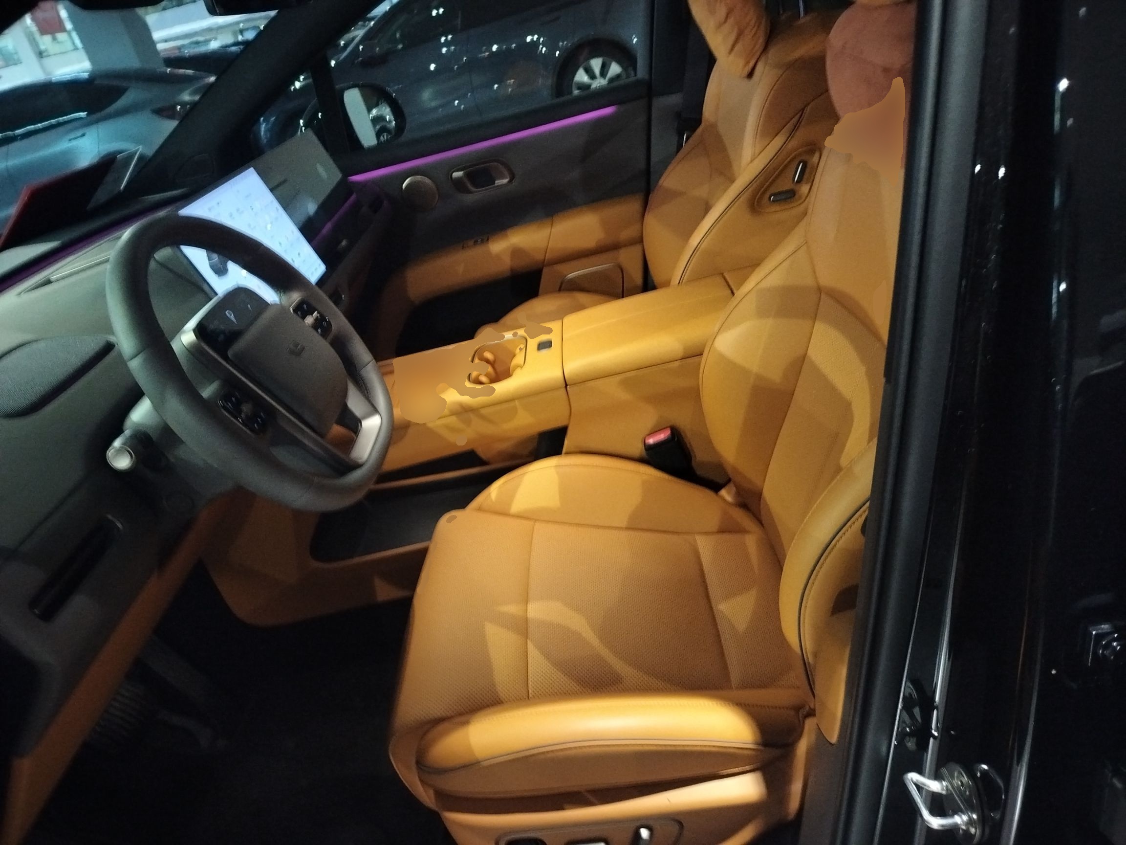 المقاعد الأمامية داخل السيارة