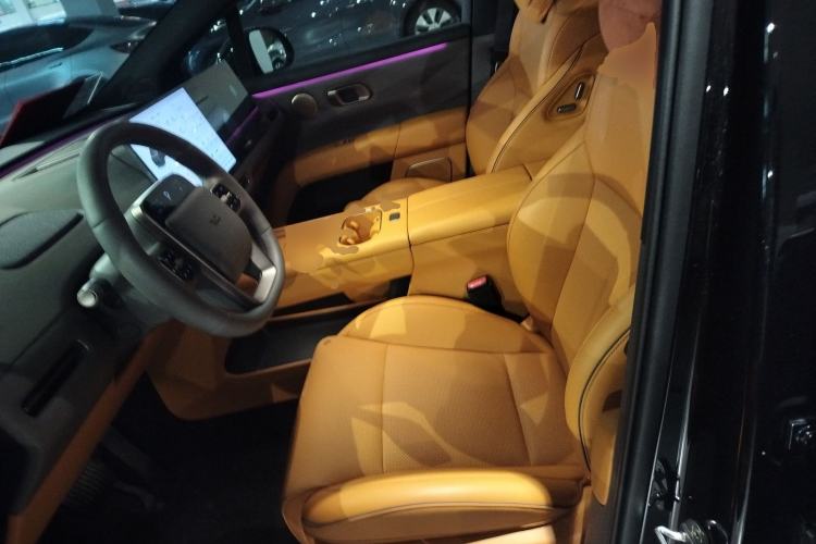 Used Li Auto i6 2025 Model Four-Wheel-Drive Standard Type
