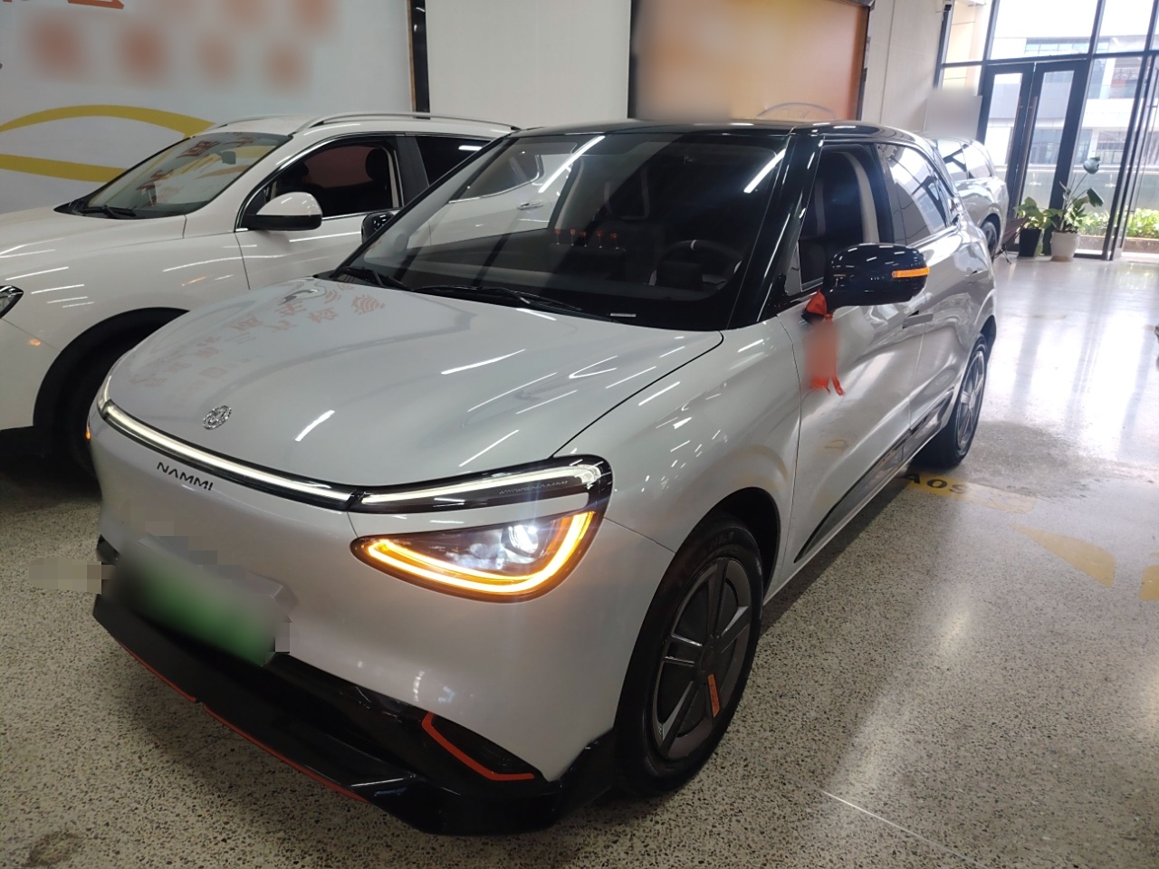 Под передней частью автомобиля