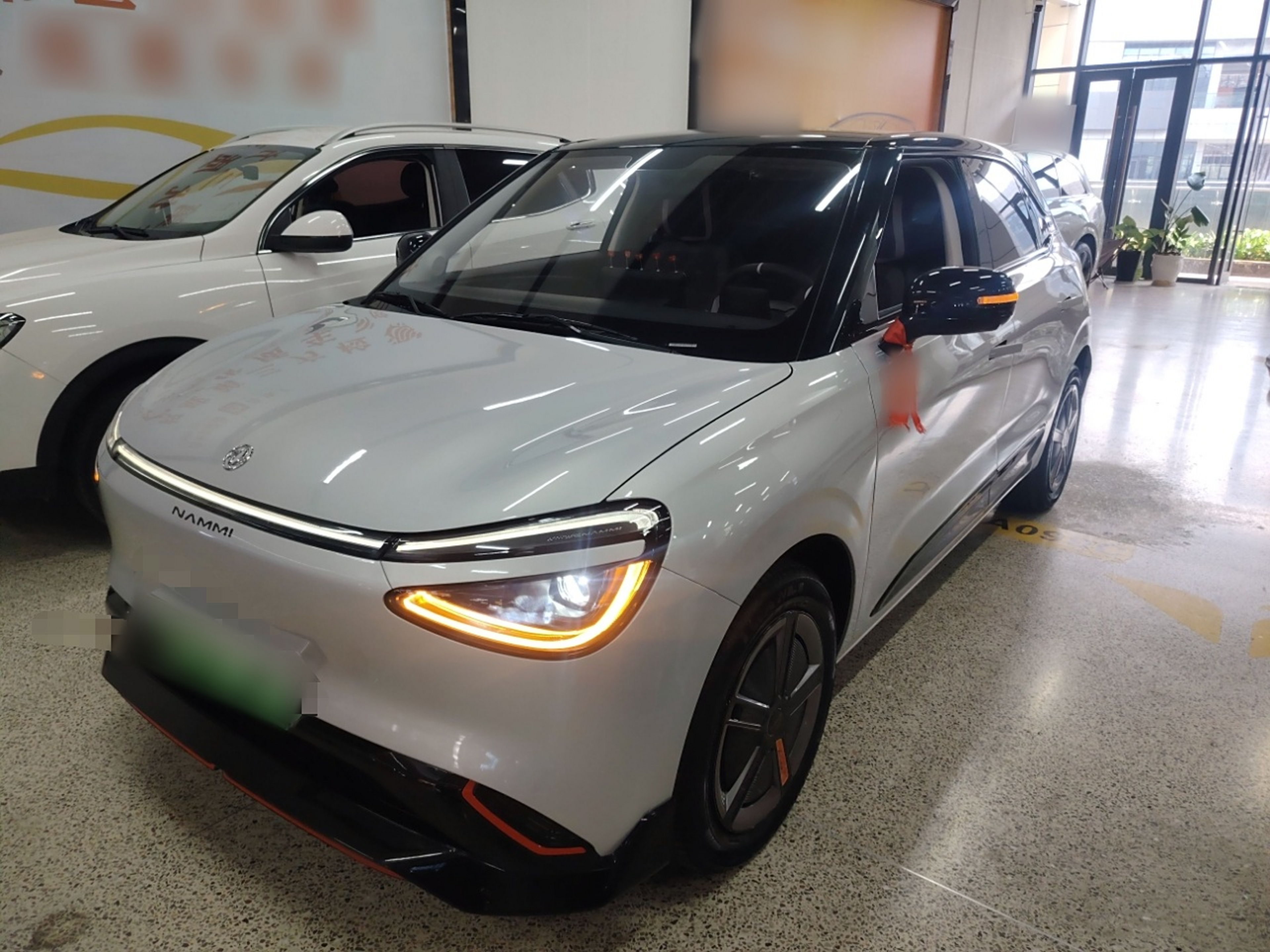 Под передней частью автомобиля