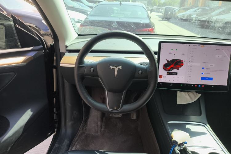Used Tesla Model Y 2021 Long-Range All-Wheel-Drive Version Steering Wheel