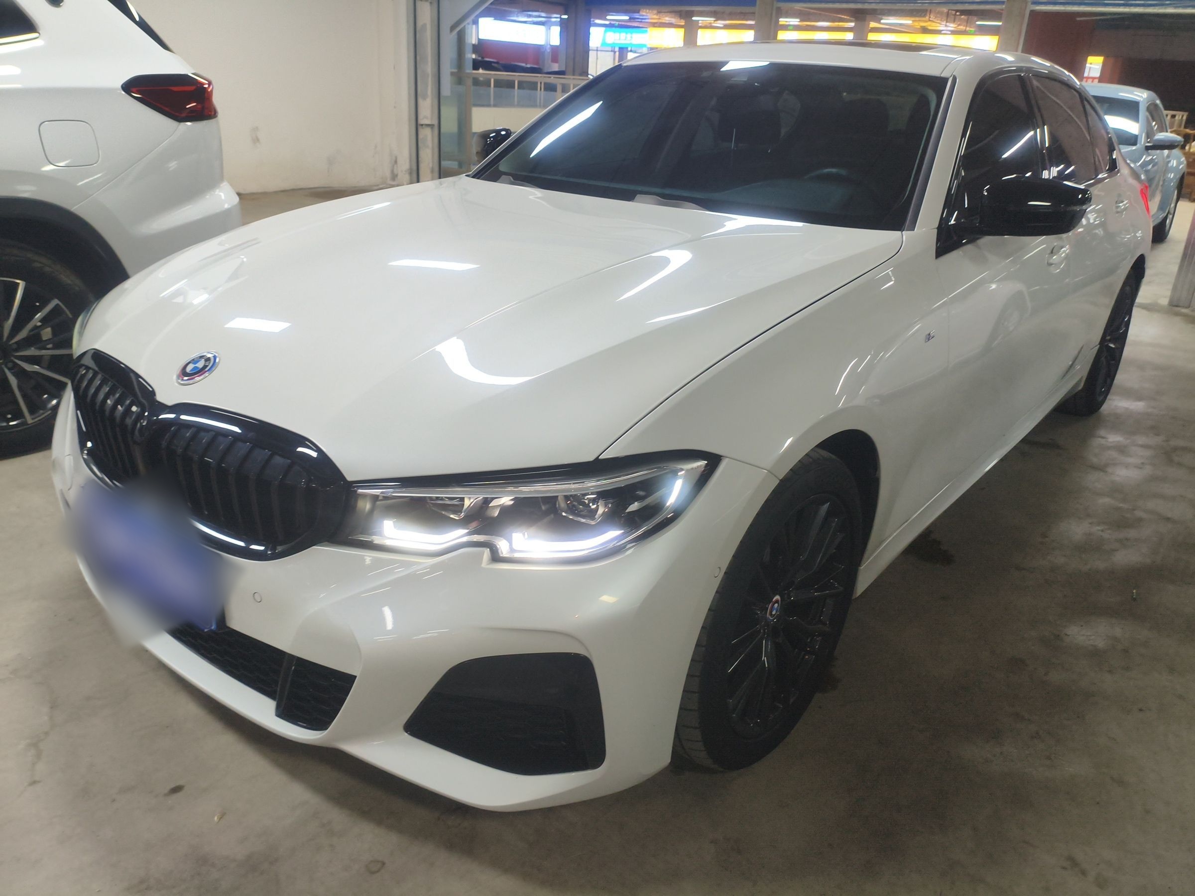 Под передней частью автомобиля