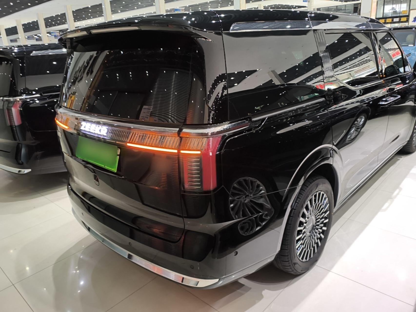 Zeekr 009 2024 7-Seater Walk-Through Version Four-Wheel Drive 108 kWh — снимка 6