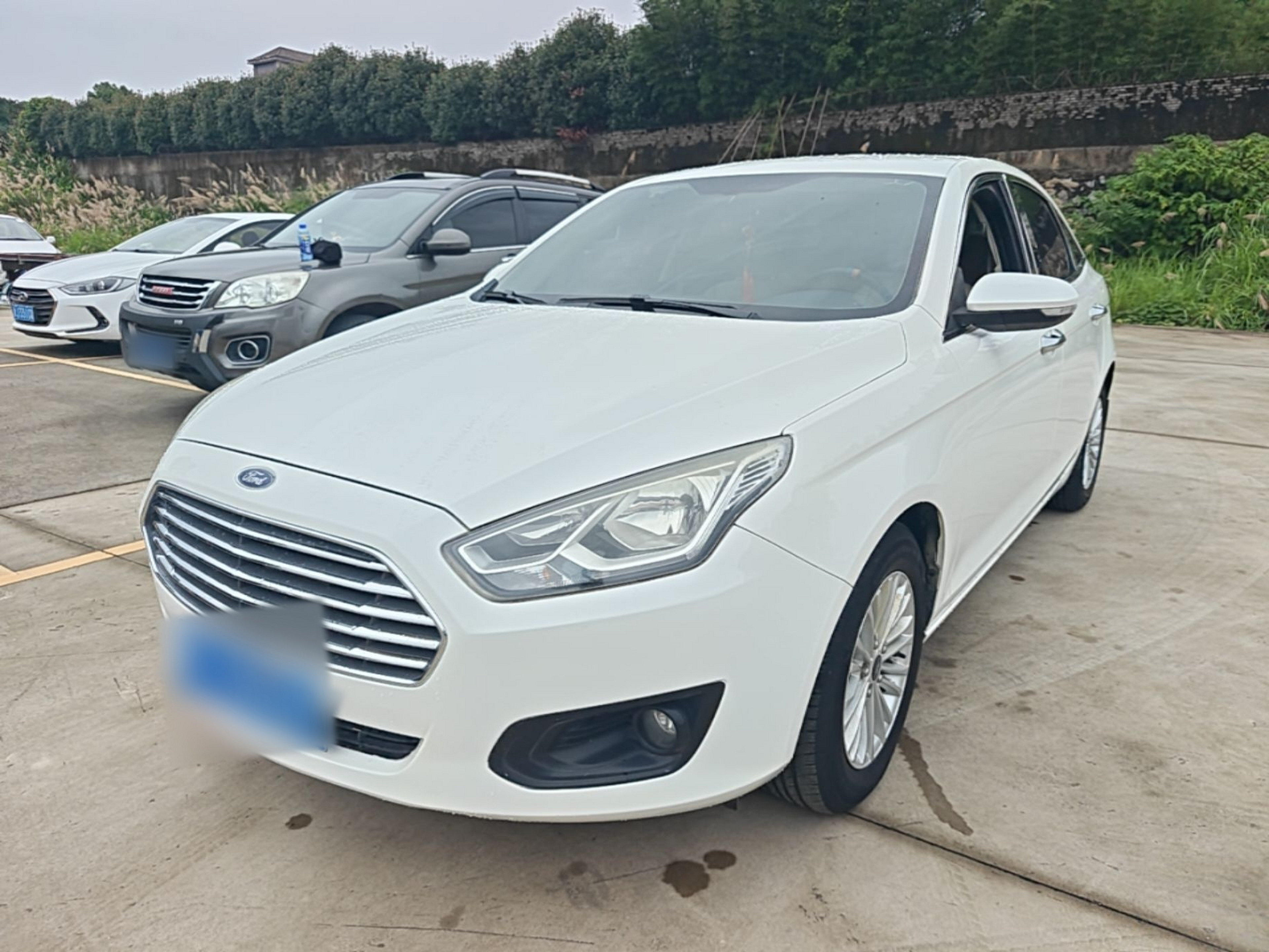 Под передней частью автомобиля
