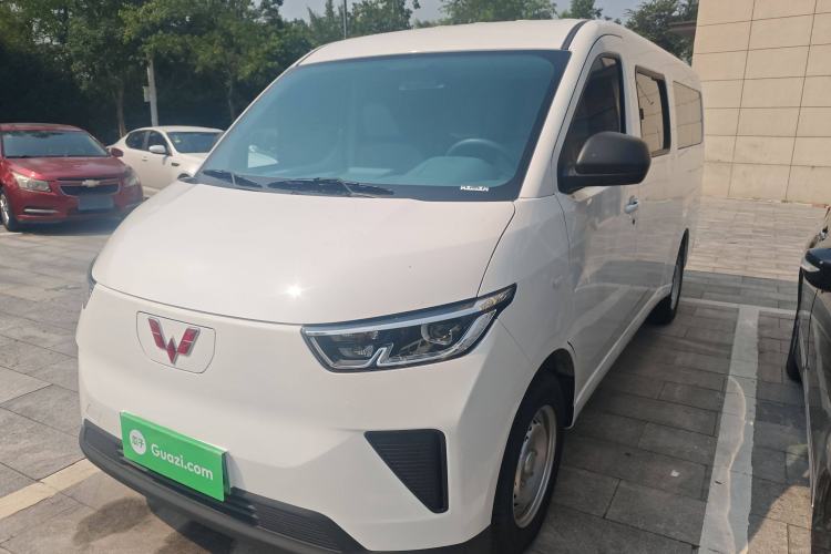 Used Wuling Yangguang 2024 300KM Comfort Version Passenger Van 75kW