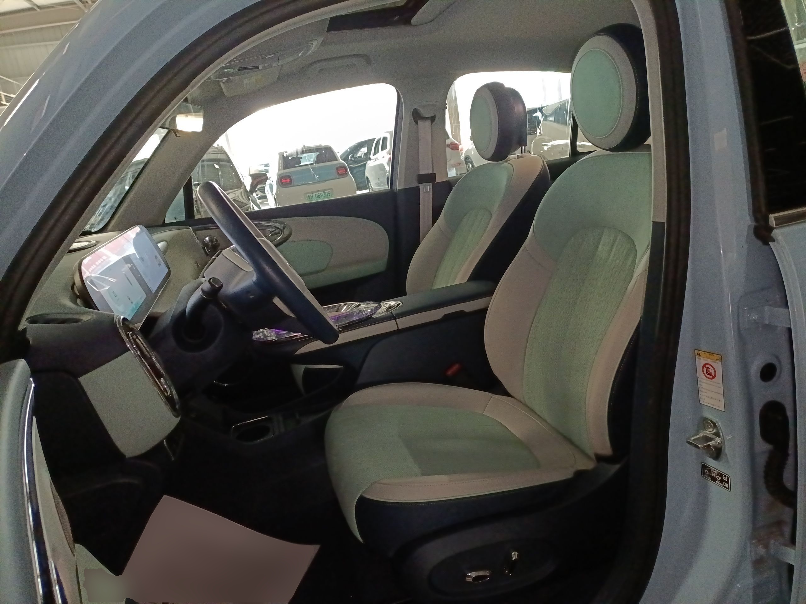 المقاعد الأمامية داخل السيارة