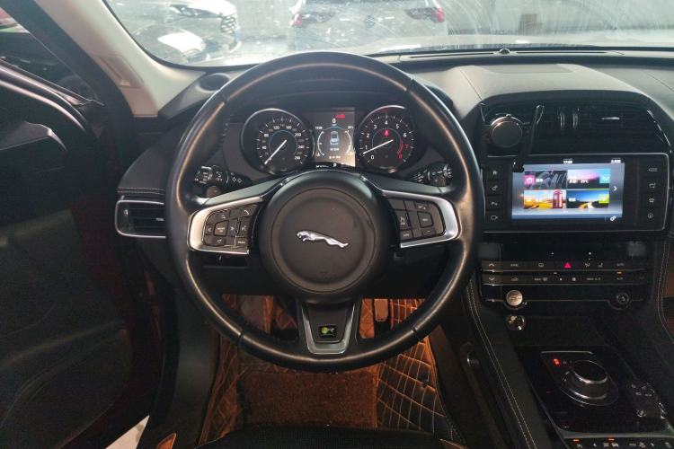 Used Jaguar F-PACE 2016 3.0 SC Four-Wheel Drive R-Sport Sport Edition Steering Wheel