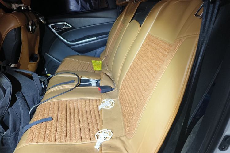 Used JMC Yusheng S350 2013 2.4T Automatic 2WD Diesel Luxury Edition 5 Seats Left Rear Seat