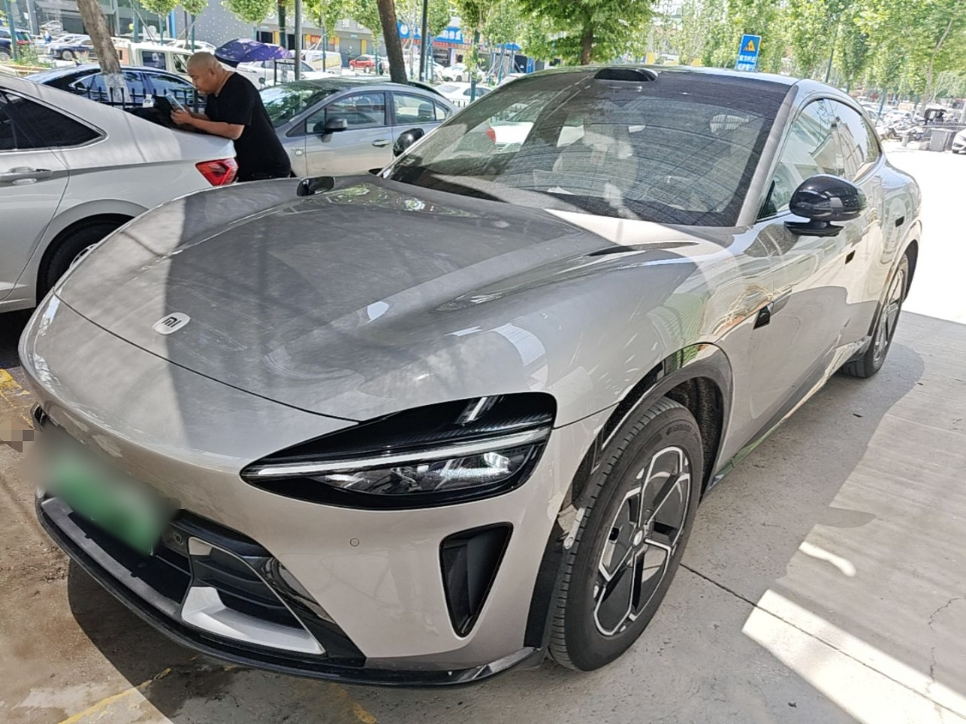 Под передней частью автомобиля