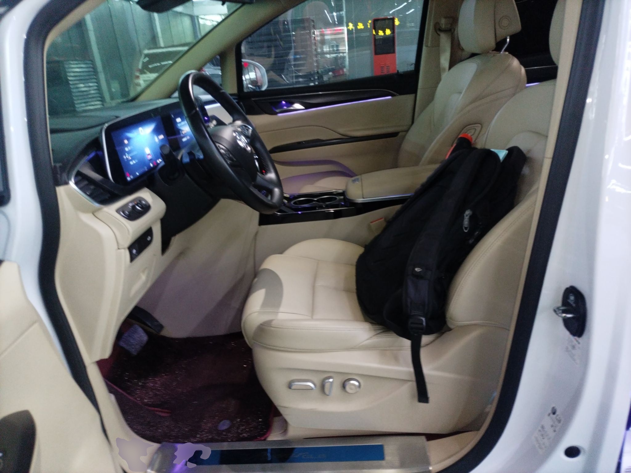 Переднее сиденье в автомобиле