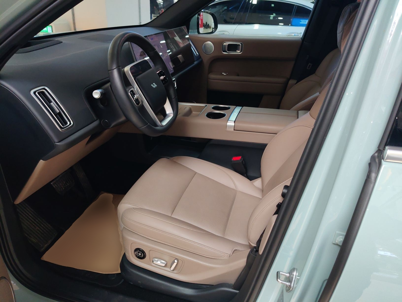 Переднее сиденье в автомобиле