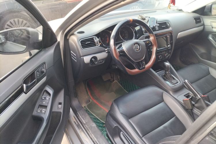 Used Volkswagen Sagitar 2015 1.6L Automatic Comfort Model
