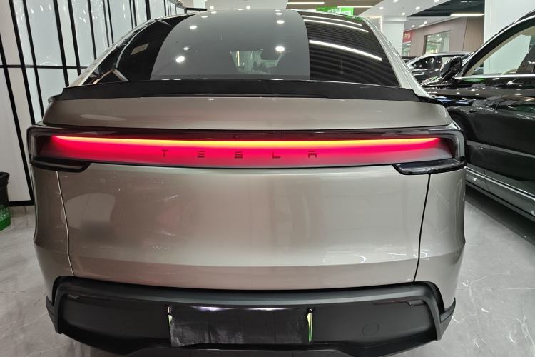 Used Tesla Model Y L 2025 Model Long-Range All-Wheel-Drive Version
