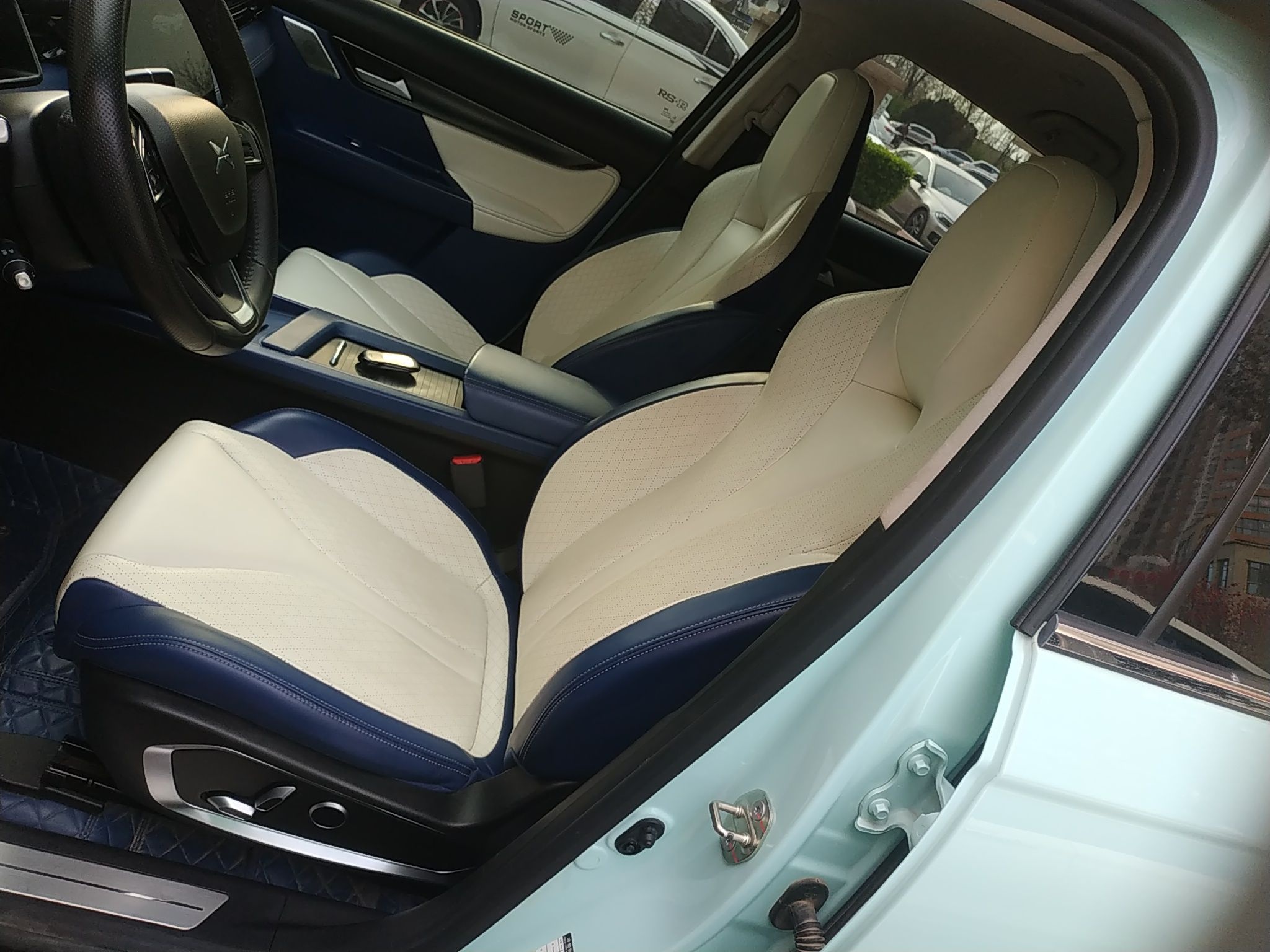 المقاعد الأمامية داخل السيارة