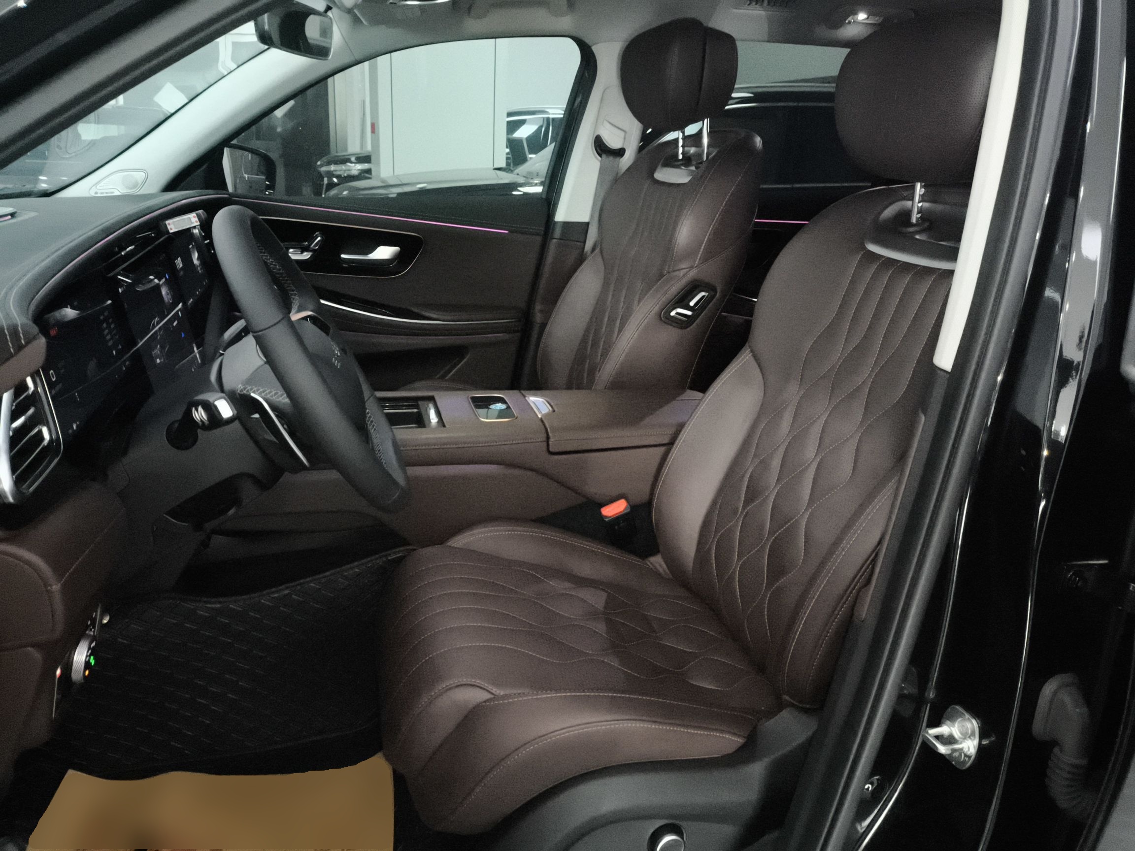 Переднее сиденье в автомобиле