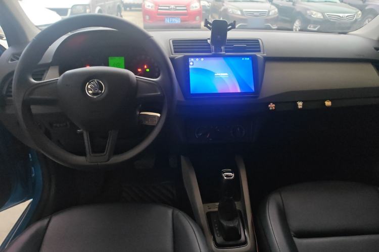 Used Skoda Fabia 2015 1.4L Automatic Front-Drive Model Center Console