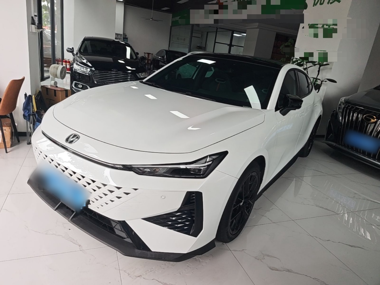 Под передней частью автомобиля