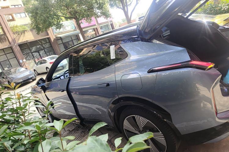 Used Lynk & Co 08 EM-P 2025 220 km All-Wheel-Drive Performance Halo
