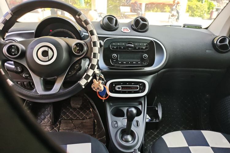 Used smart fortwo 2015 1.0L 52 kW Hardtop Passion Edition Center Console